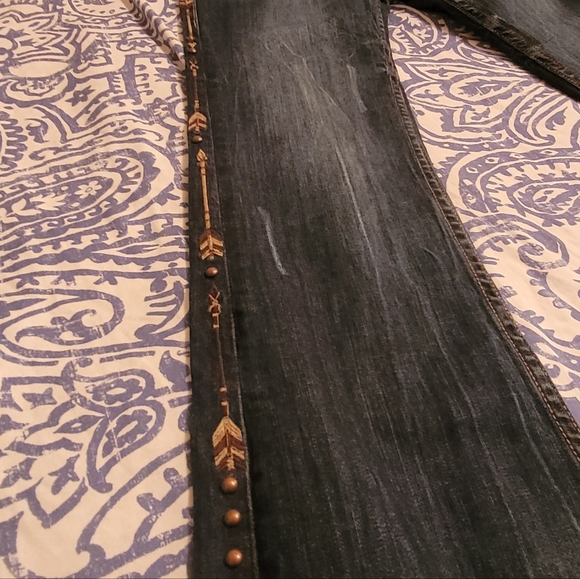 Cowgirl Tuff Dark Blue Jeans Embroidered Arrow Details, 30x35 - Picture 2 of 7